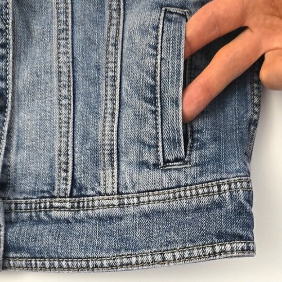 American Eagle Women's Classic Denim Jacket Button Down Faded Blue Wash Size M - Picture 10 of 15
